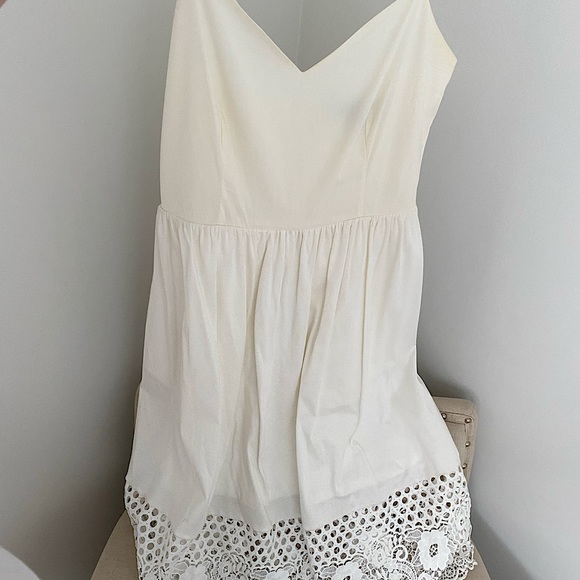 White dress with lace finish - Picture 2 of 8